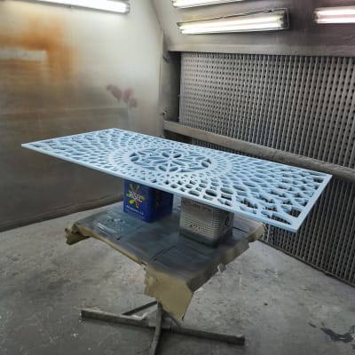 חדר צביעה עם לוח מתכת מעוצב על שולחן עבודה