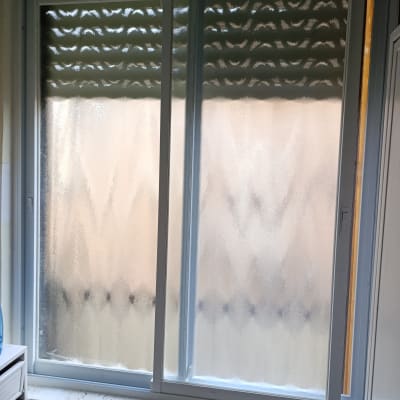 חלון אלומיניום עם זכוכית חלבית