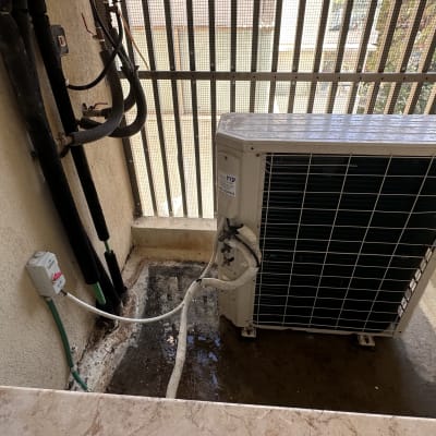 יחידת מיזוג אוויר עם צינורות ומתקן על קיר