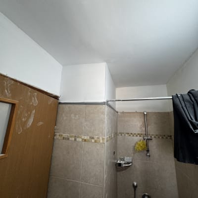 חדר אמבטיה עם אריחים ומקלחת