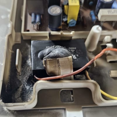 רכיבים אלקטרוניים על לוח מעגל מודפס