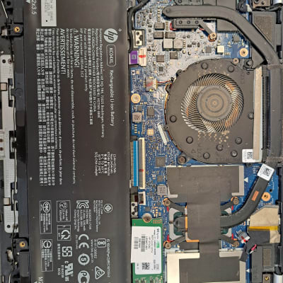 לוח אם של מחשב נייד עם מאוורר וסוללה