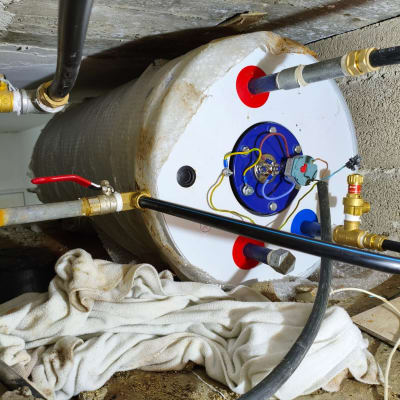 דוד שמש עם צינורות וחיבורים חשמליים