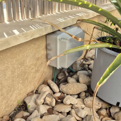 תיבת חיבורים חשמלית מותקנת על קיר חיצוני