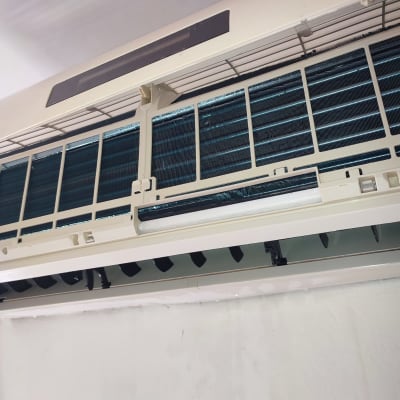 מזגן עם מכסה פתוח ורשת פנימית גלויה