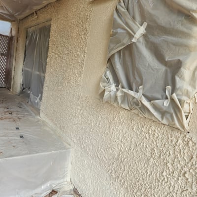 קירות מכוסים בניילון להגנה בזמן צביעה