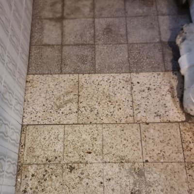 רצפה עם אריחים שונים ונעל עבודה