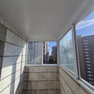 מרפסת עם חלונות אלומיניום בבניין מגורים