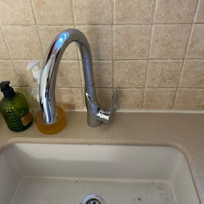 ברז נירוסטה מעל כיור מטבח עם לכלוך
