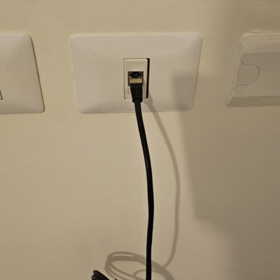 שקע רשת עם כבל מחובר לקיר