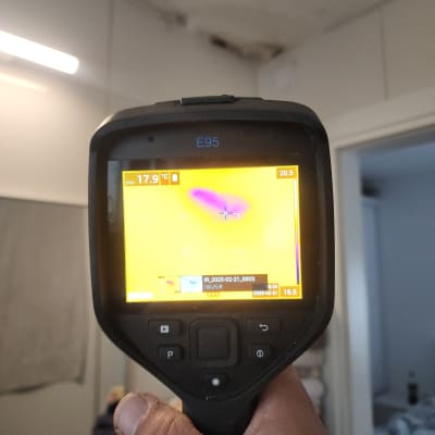 מצלמה תרמית מציגה אזור לחות בתקרה