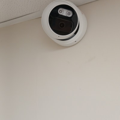 מצלמת אבטחה מותקנת על תקרה