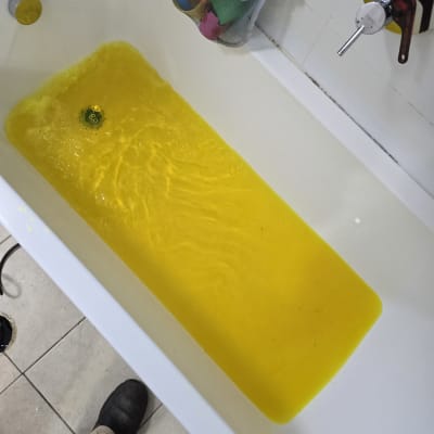 מים צהובים באמבטיה עם צעצועים