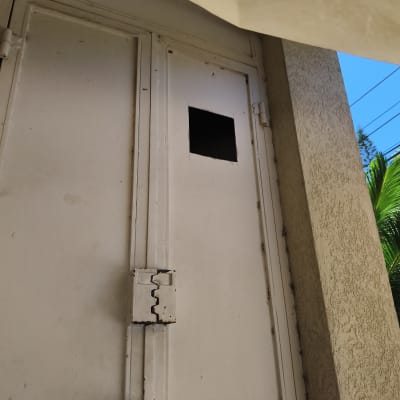 דלת מתכת עם מנעול חלוד