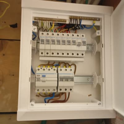 לוח חשמל עם חוטים צבעוניים ומפסקים