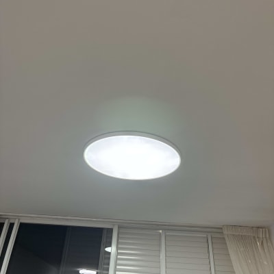 מנורת תקרה עגולה מוארת בחדר