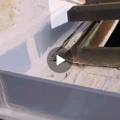 עבודת איטום על גג עם חומרי איטום