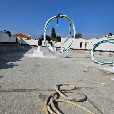 צינורות אטומים על גג עם חומר איטום לבן