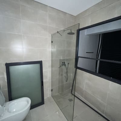 מקלחת עם דלת זכוכית וברז מקלחת כסוף