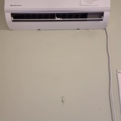 מזגן קיר לבן עם תצוגת טמפרטורה 17