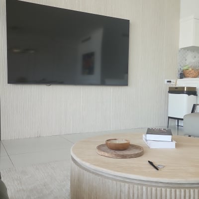 קיר מחופה עץ עם טלוויזיה תלויה