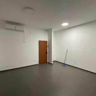 חדר ריק עם קירות לבנים ומטאטא כחול