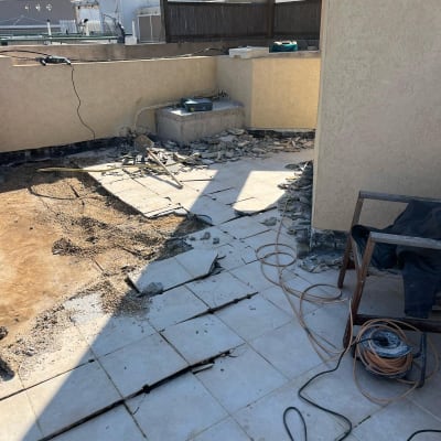 חוטי חשמל וכלי עבודה על רצפת מרפסת