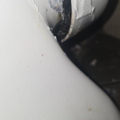 חיבור צינור עם איטום לבן מתקלף