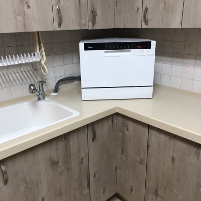 מדיח כלים קטן על השיש ליד כיור וברז