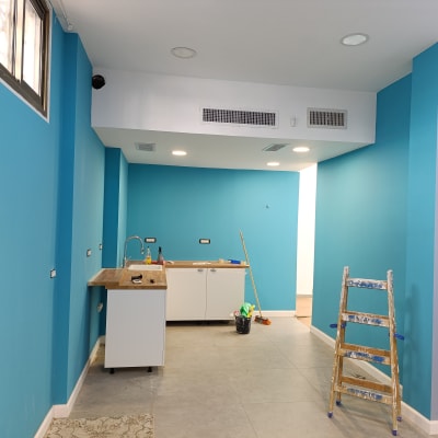 סולם עץ, דלי צבע ומברשת על רצפה