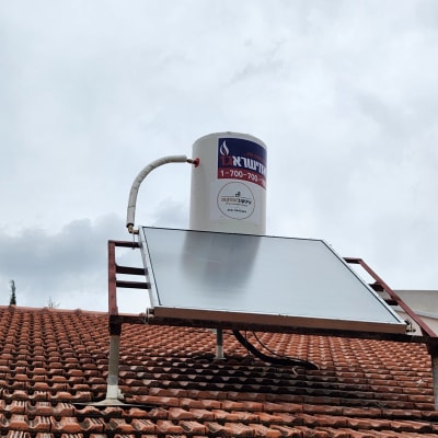 דוד שמש על גג רעפים עם קולטים