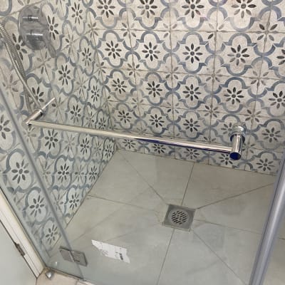 מקלחון עם אריחים מעוצבים ודלת זכוכית