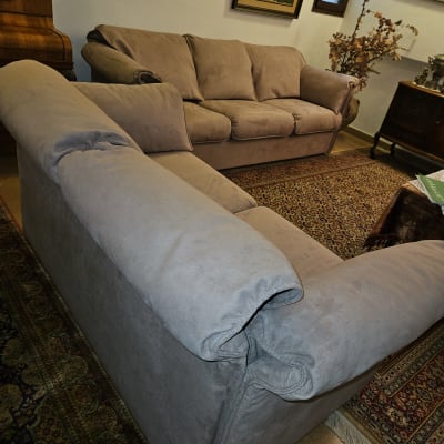 ספות מרופדות בבד רך בחדר מגורים