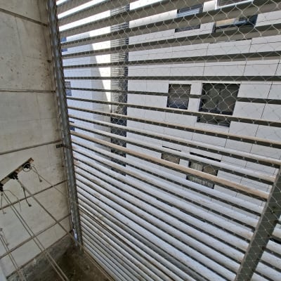 רשת מתכת על מרפסת למניעת כניסת יונים