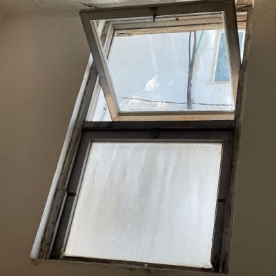 חלון זכוכית עם מסגרת מתכת בקיר פנימי