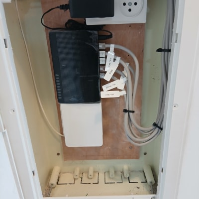 ארון תקשורת עם נתב וכבלים מסודרים