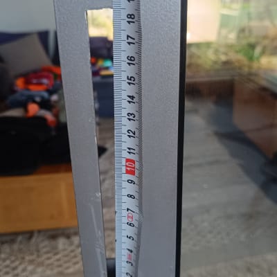 מדידת מסגרת חלון עם סרט מדידה