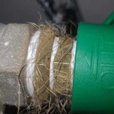 חיבור צינור ירוק עם אטם פשתן וליפוף טפלון