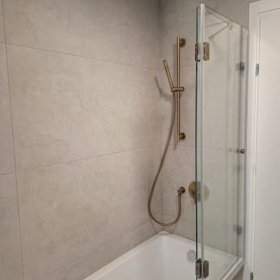 מקלחת עם דלת זכוכית וברז זהב