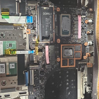 לוח אם של מחשב נייד עם זיכרון DDR5.1