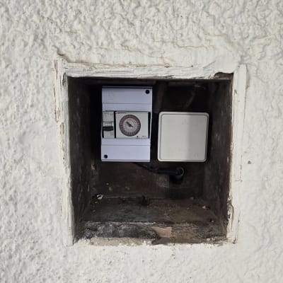 תמונה של לוח חשמל בקיר