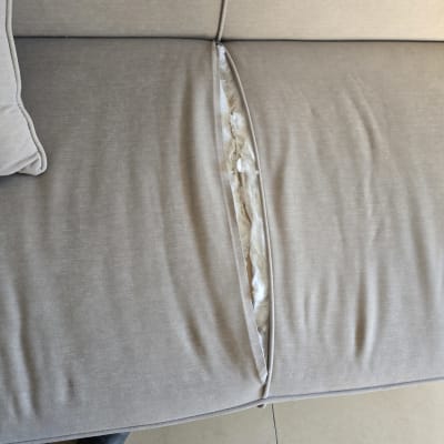 כרית ספה עם קרע בחומר המילוי