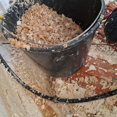 דלי עם חומר בנייה על גג