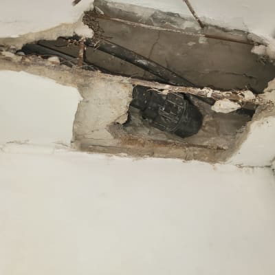 צינור מים חשוף בתקרה שבורה