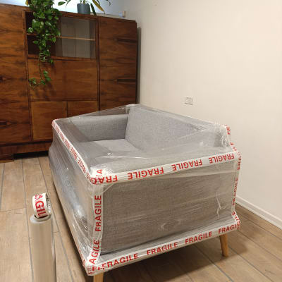 ספה עטופה בניילון עם סרט פרג