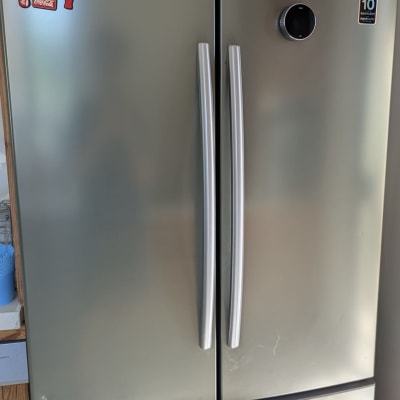 מקרר נירוסטה עם ידיות ארוכות ומדבקות קוקה קולה