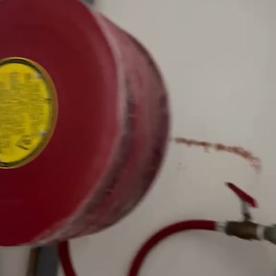 גלגלון כיבוי אש עם צינור אדום