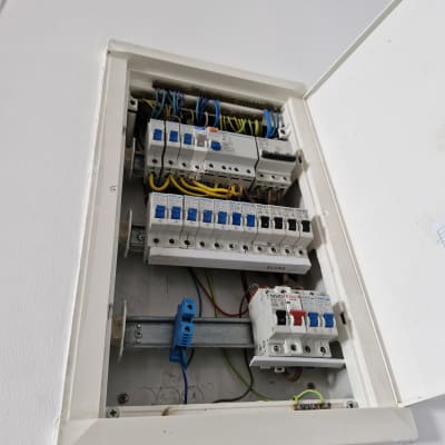 לוח חשמל עם מפסקים וחוטים צבעוניים