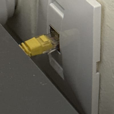 כבל רשת מחובר לשקע בקיר