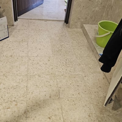 רצפה עם דלי ירוק, כנראה עבודה בתחום האינסטלציה